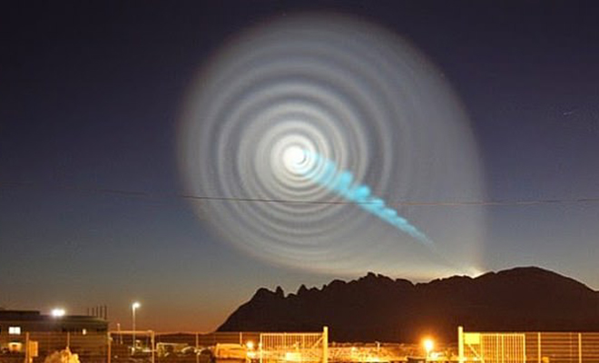 В небе над Тихим океаном увидели странную спираль. Позже оказалось, что это была китайская ракета