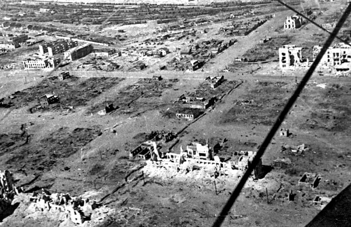 Страшные бои и бомбардировки попросту сравняли Сталинград с землей. /Фото: waralbum.ru Страшные бои и бомбардировки попросту сравняли Сталинград с землей. /Фото: waralbum.ru