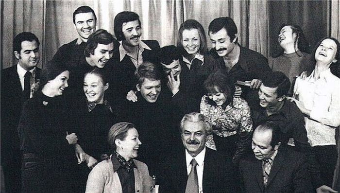 Сергей Бондарчук и Ирина Скобцева со своими студентами. / Фото: www.vk.me