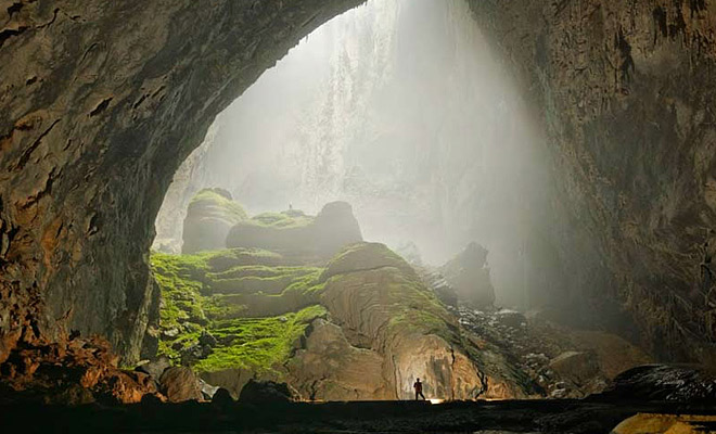 Мужчина с камерой спустился в самую большую пещеру мира, куда может поместиться небольшой город