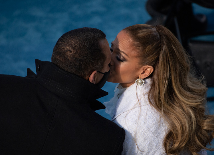 Дженнифер Лопес в белом, Леди Гага - в алом: звезды на инаугурации Джо Байдена Звезды,Новости о звездах