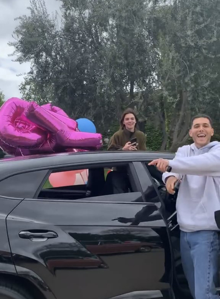 Парад автомобилей и Микки Маусы: как Кортни Кардашьян отметила день рожденья на карантине Парад автомобилей и Микки Маусы: как Кортни Кардашьян отметила день рожденья на карантине Звезды,Новости о звездах