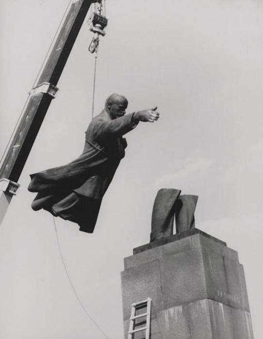 Демонтаж Ленина. Автор фото: Antanas Sutkus.