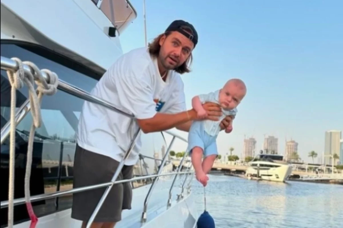 Скандальный блогер Косенко свесил маленького сына за борт яхты