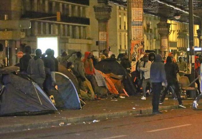 Сталинградская битва мигрантов в Париже (9 фото) Настоящая Сталинградская битва мигрантов в Париже (9 фото)