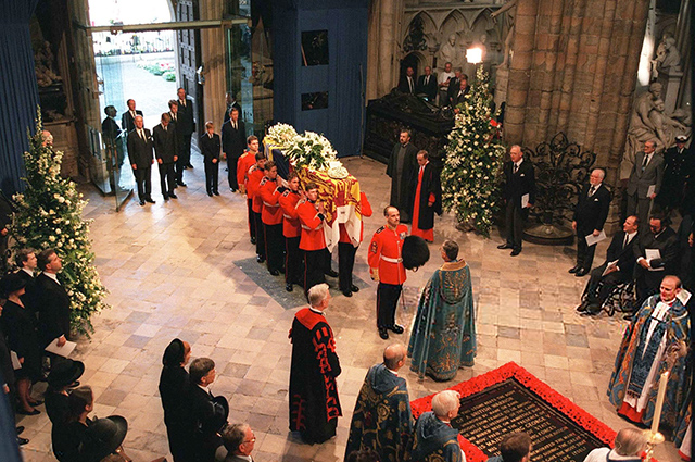 Звон колоколов, провозглашение короля, перевыпуск национальной валюты: что ждет Великобританию после смерти Елизаветы II Звон колоколов, провозглашение короля, перевыпуск национальной валюты: что ждет Великобританию после смерти Елизаветы II Монархии