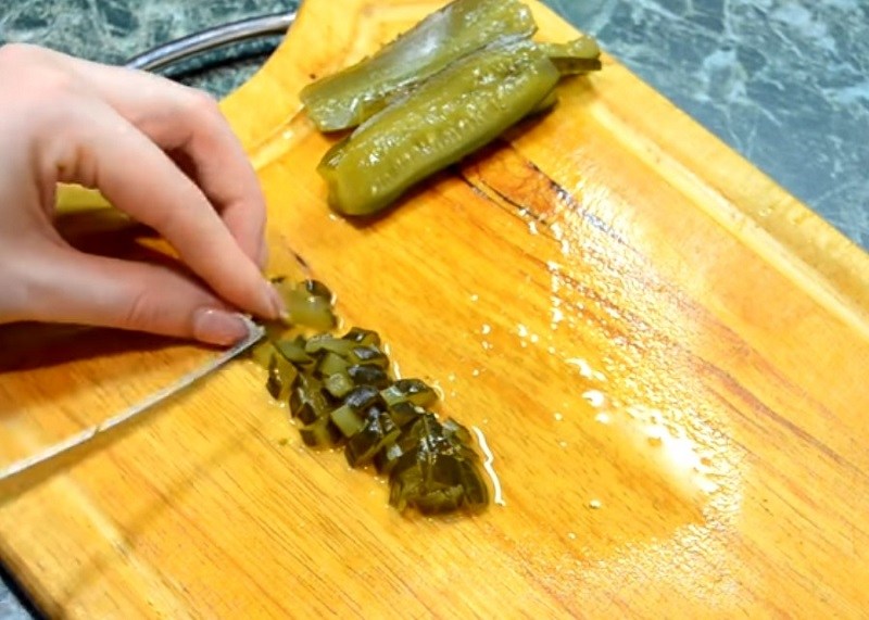 режем огурцы