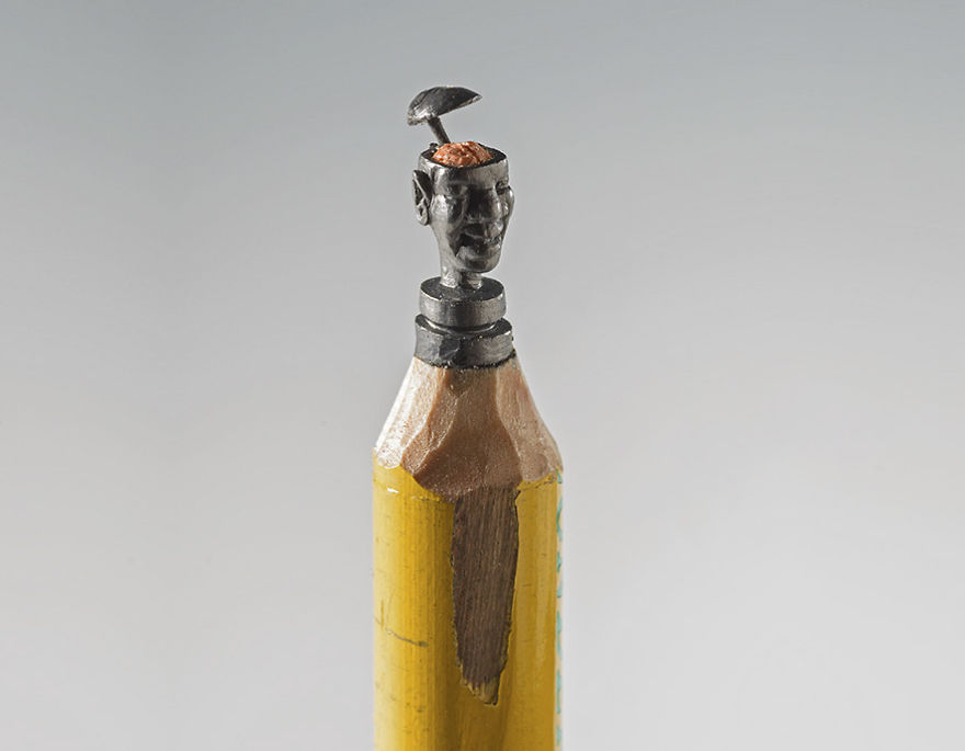 художница вырезает слонов и фигурки на карандашах