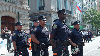 Полиция возле здания консульства РФ в Нью-Йорке. Архивное фото