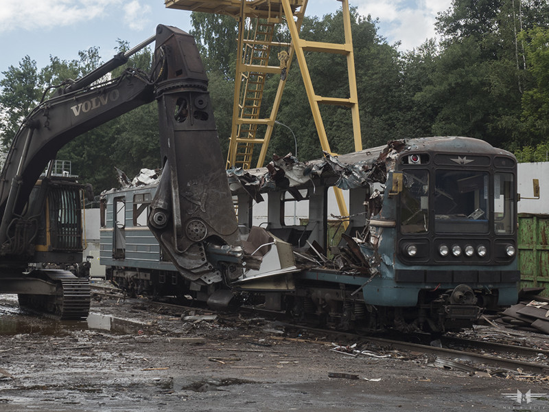 Как умирают вагоны московского метро Как умирают вагоны московского метро вагон, метро, москва, утилизация