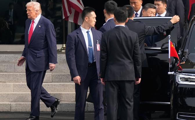 На фото: президент США Дональд Трамп (слева)