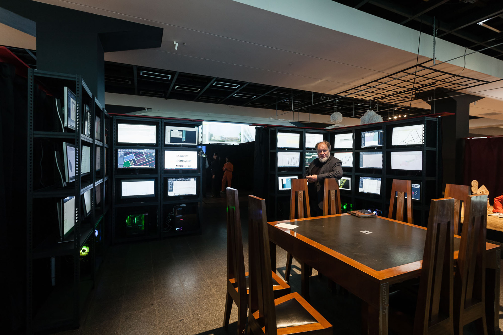 Никита Явейн в инсталляции «Студии 44» в зоне «Игра» фестиваля «Архитектон MMXXV»