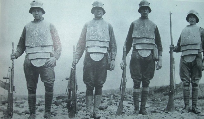 Германские штурмовики в траншейной броней с пулеметами и винтовками, 1918 год. 