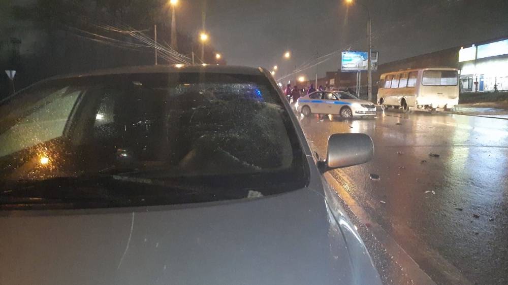 Два автомобиля насмерть сбили пешехода в Новосибирске Происшествия