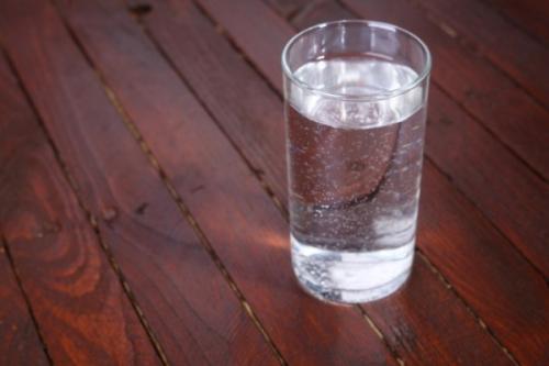 Перед сном приготовьте стакан чистой питьевой воды.