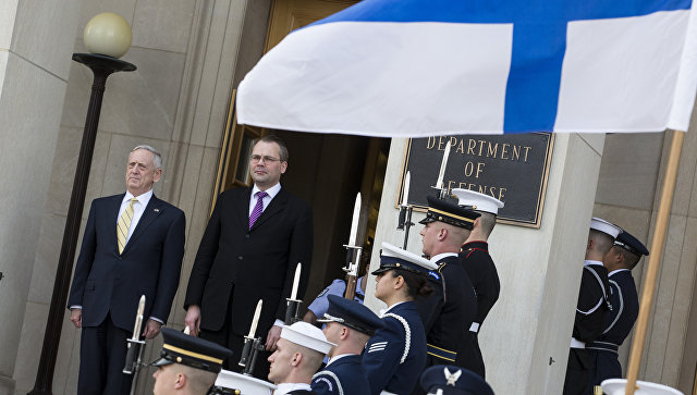 Министры обороны США и Финляндии Джеймс Мэттис и Юсси Ниинистё во время встречи в Вашингтоне. Архивное фото