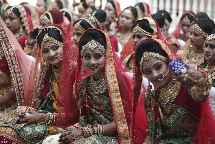 Коллективная свадьба невест из бедных семей  в Индии индия,свадьбы,традиции