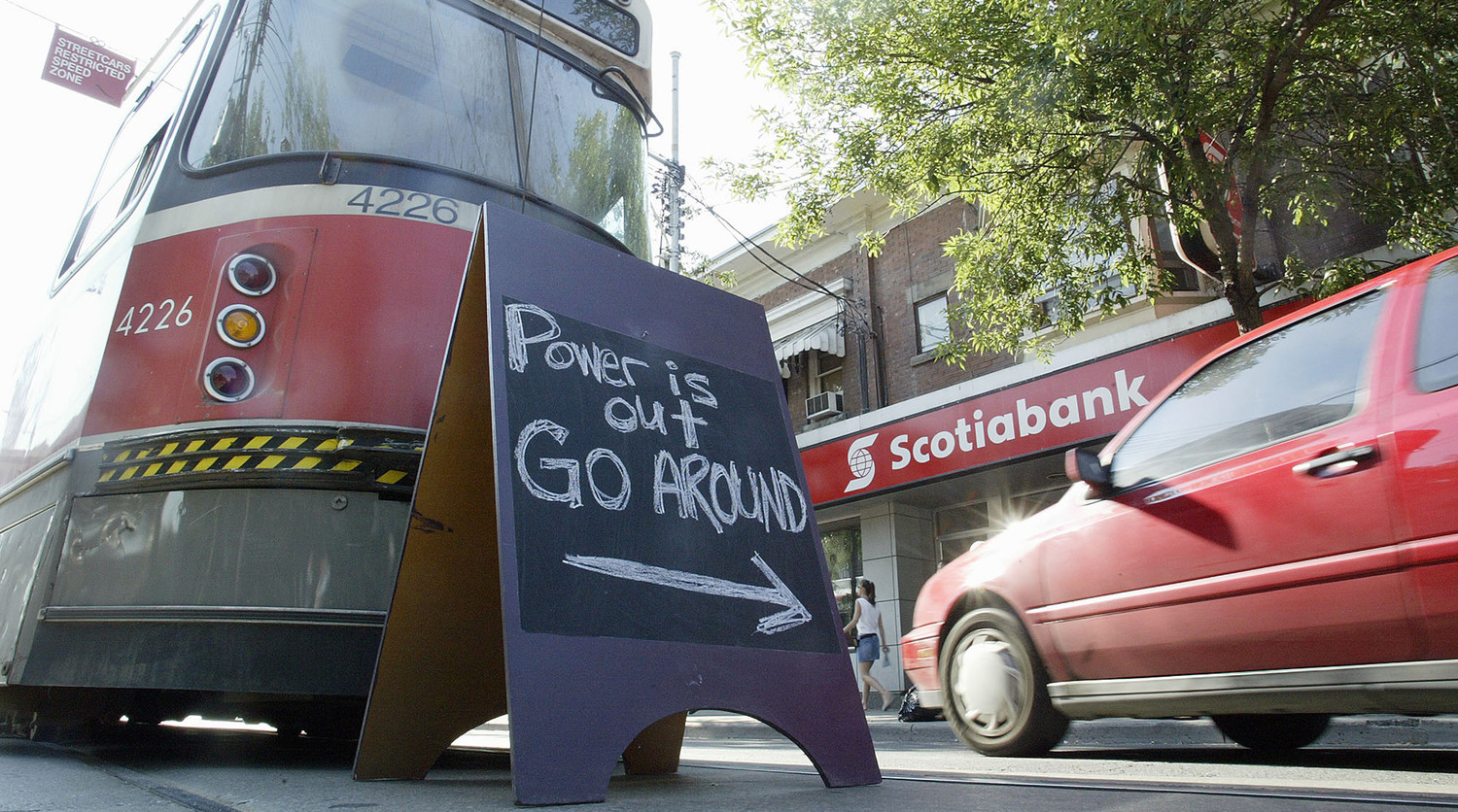 Знак на одной из улиц Торонто, говорящий о том, что трамваи не ходят из-за отключения электричества, 14 августа 2003 года 
