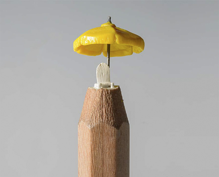 художница вырезает слонов и фигурки на карандашах