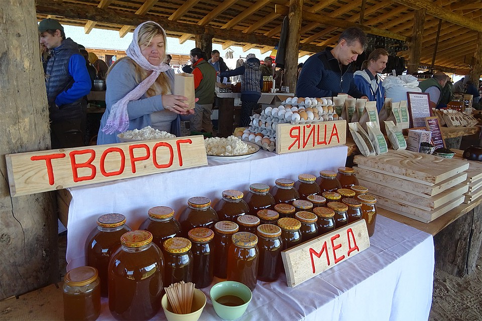 Продавцы и покупатели на крестьянской выставке-ярмарке в Подмосковье. Фото: Алексей ОВЧИННИКОВ