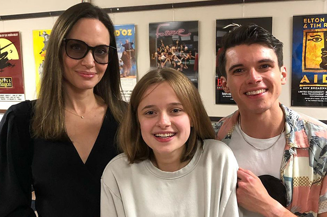 Анджелина Джоли с дочерью Вивьен посетили спектакль в Филадельфии Звездные дети