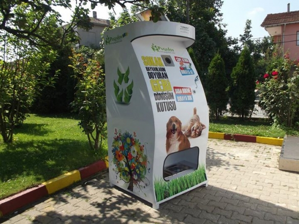 Автоматы для кормления бездомных животных — гениальный проект в Турции