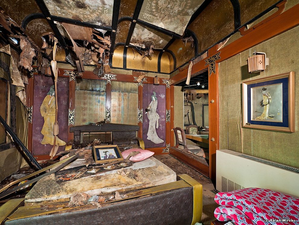 Прогулка по заброшенному отелю в Японии