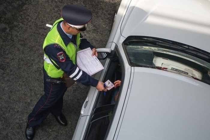 Зачем некоторые водители наносят лак для волос на номера автомобиля лак для волос