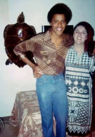 Молодой Барак Обама со своей матерью Энн Данхэм в 1985 году