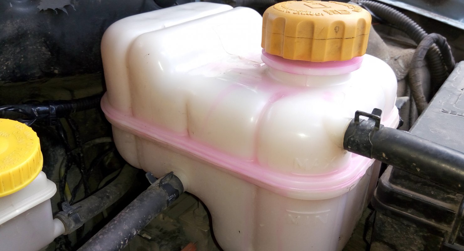 Что делать, если антифриз в расширительном бачке поднялся выше отметки «max»