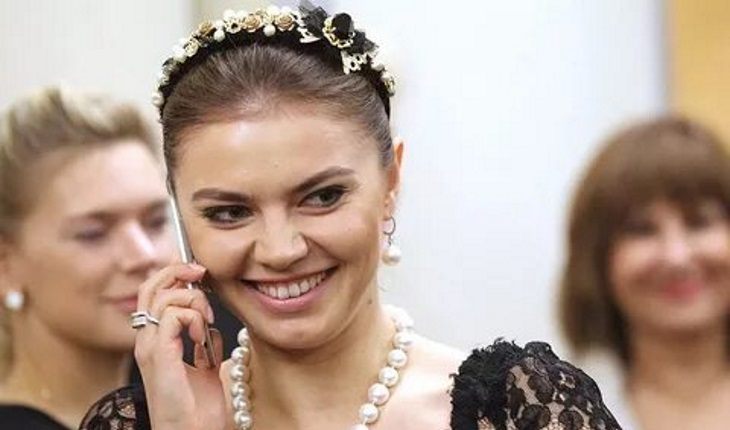 "Не Алина, а Саша, и не родила 2-их, а едва не потеряла 1-го..." Откуда взялась новость о родах Алины Кабаевой?