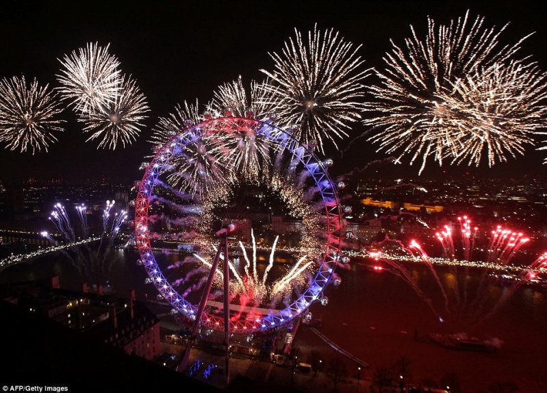 Настоящим же украшением праздника стал салют в районе любимого туристами колеса обозрения. англия, лондон, новый год, праздник