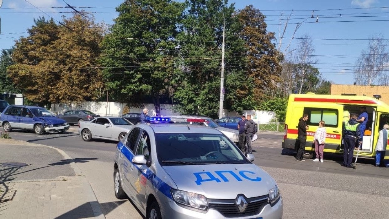 Москвичка на внедорожнике снесла ограждение у дома на востоке столицы