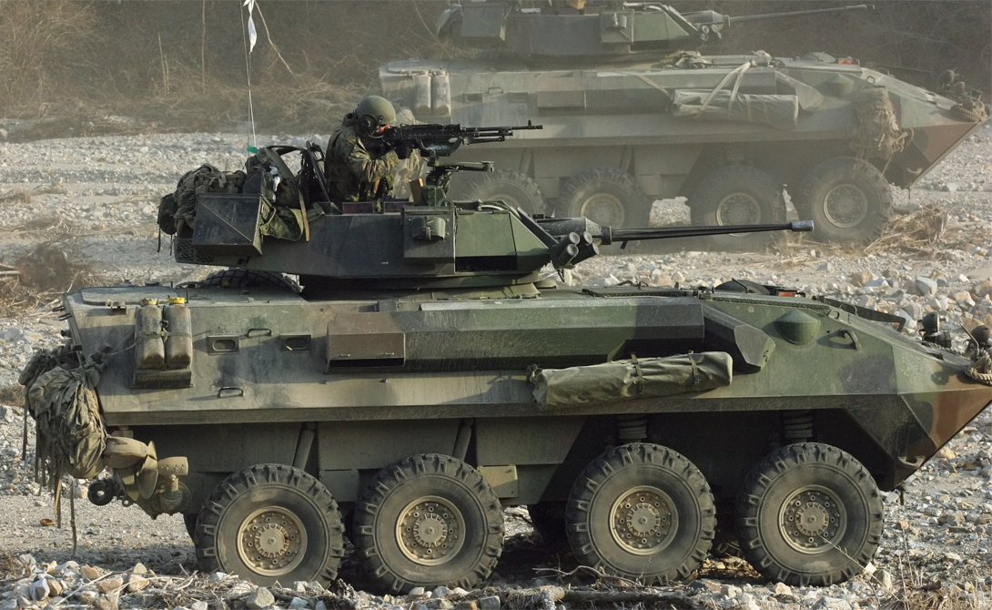 LAV-25
Вообще-то, легкобронированный автомобиль выпускает для американских морпехов Канада. По сути, LAV-25 представляет собой глубоко модернизированное шасси швейцарской наработки MOWAG Piranha I. Корпус машины предохраняет экипаж от пуль и осколочных гранат, а нарезная пушка калибром 25 миллиметров позволяет броневику выступать в качестве серьезной огневой поддержки пехоте.