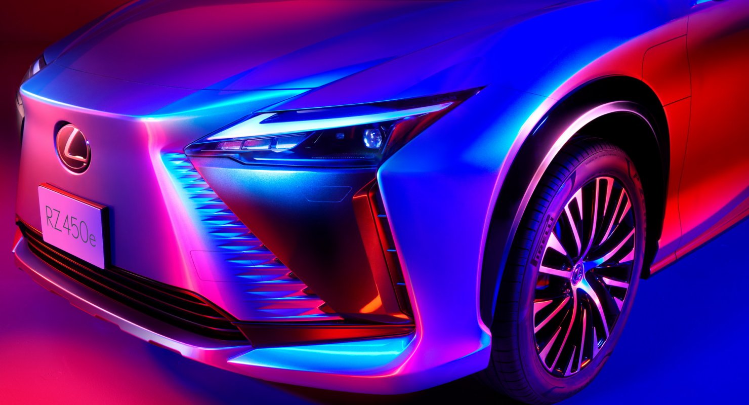 Lexus показал новые фото электрического кроссовера RZ 450e