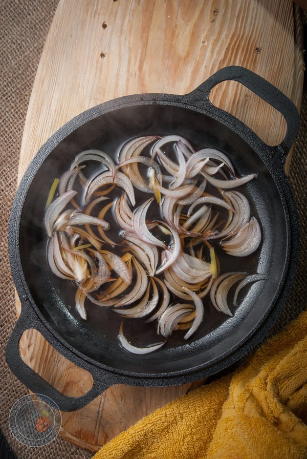 Оякодон. Oyakodon можно, блюдо, Мирин, зеленый, готовить, поискать, немного, бульон, луком, бедра, минуту, блюде, сахар, приготовить, порезанный, уходит, Всыпать, продуктами, брать, сковороды