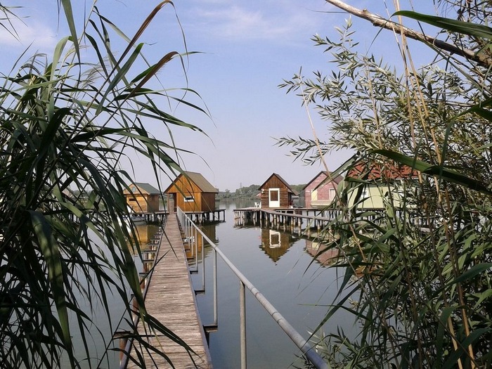 Плавающая деревня на озере Бакоди, Венгрия