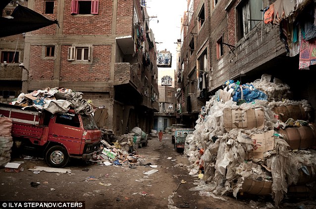 «Город мусорщиков» — урбанистический ад, где живут прямые потомки древних египтян Маншият, район, мусорщиков», Насира, Однако, Каира, практически, тысяч, этого, «мусорные, которые, жизни, жизнь, заббалинов, мусора, отходы, мусором, работы, после, просто
