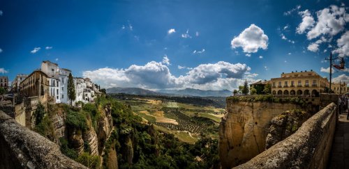 Самые живописные города, возведённые на скалах (33 фото)