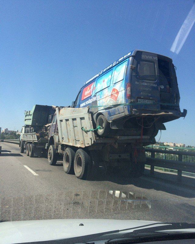 А может быть и совсем экзотично автомобили, грузы, дорога, прикол, юмор