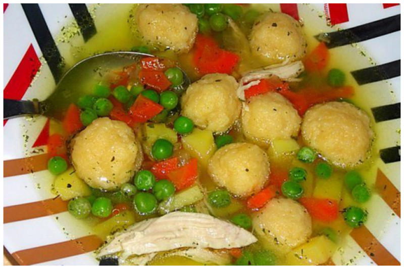 Куриный суп с сырными клецками и зеленым горошком. вкусно, интересное, рецепты, супы