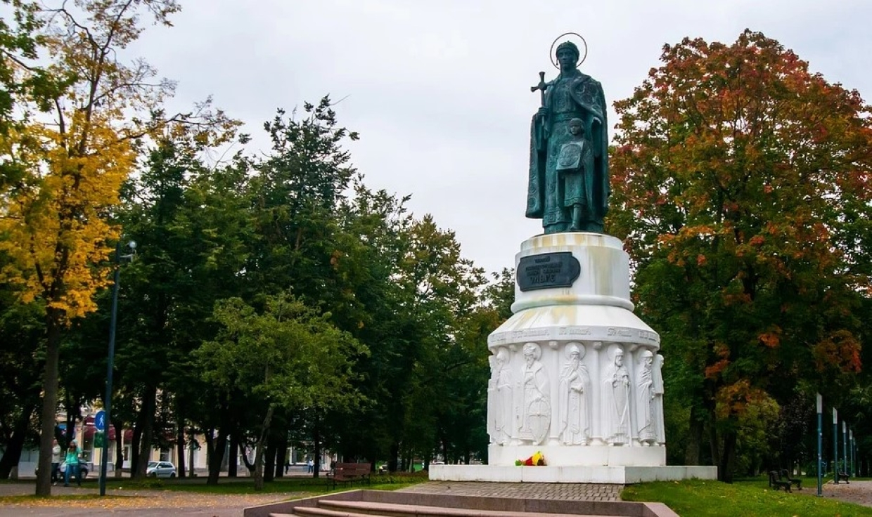 Памятник княгине Ольге в Детском парке