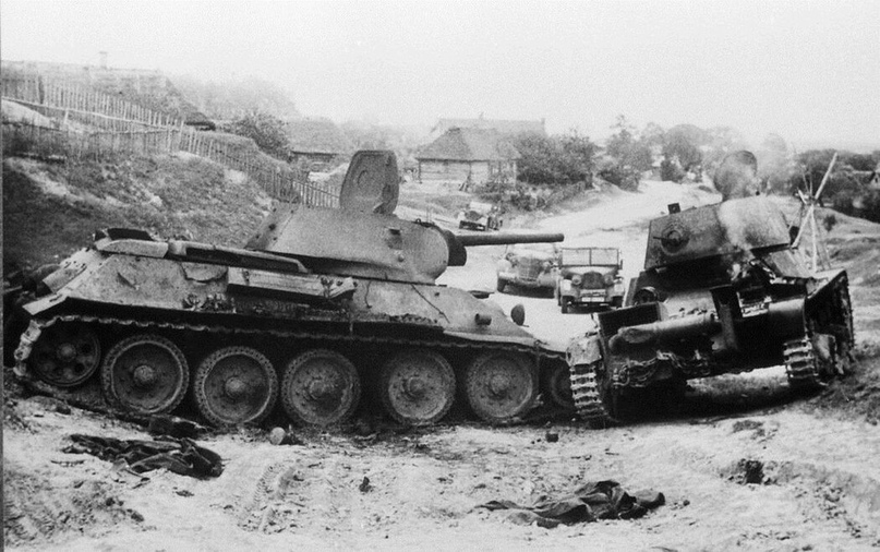 2. Битые Т-34 и Т-26 6-го мк Западного фронта на окраине Озерницы.Конец июня 1941 г.;
