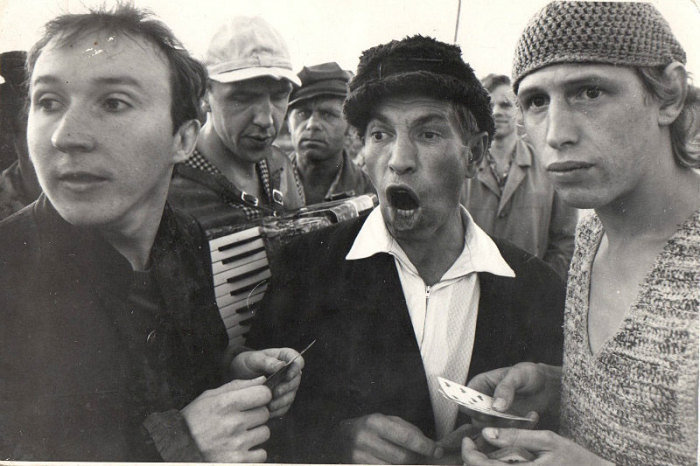 Александр Числов (слева), кадр из фильма «Облако-рай», 1990 год. / Фото: www.kino-teatr.ru