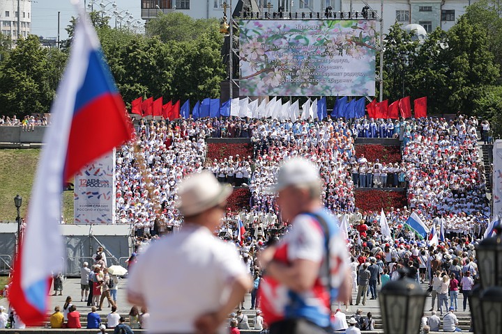 Тысячи флагов и выкрашенный в триколор бульдозер: как отметили День России крупнейшие компании страны