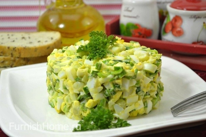 Салат яйцо укроп. Салат с яйцом и зеленым луком. Салат с зелёным луком и яйцом и огурцом. Салат из яиц с зеленым луком.