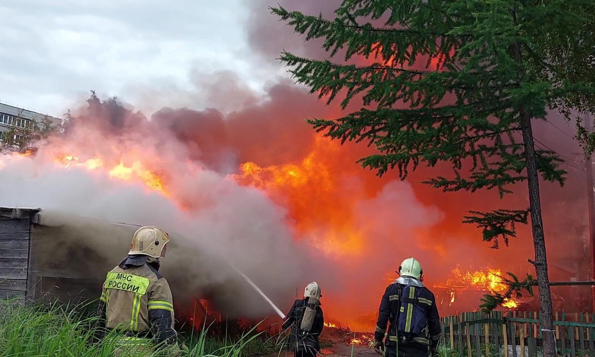 В Архангельске произошёл сложный пожар с угрозой перехода огня на жилые дома
