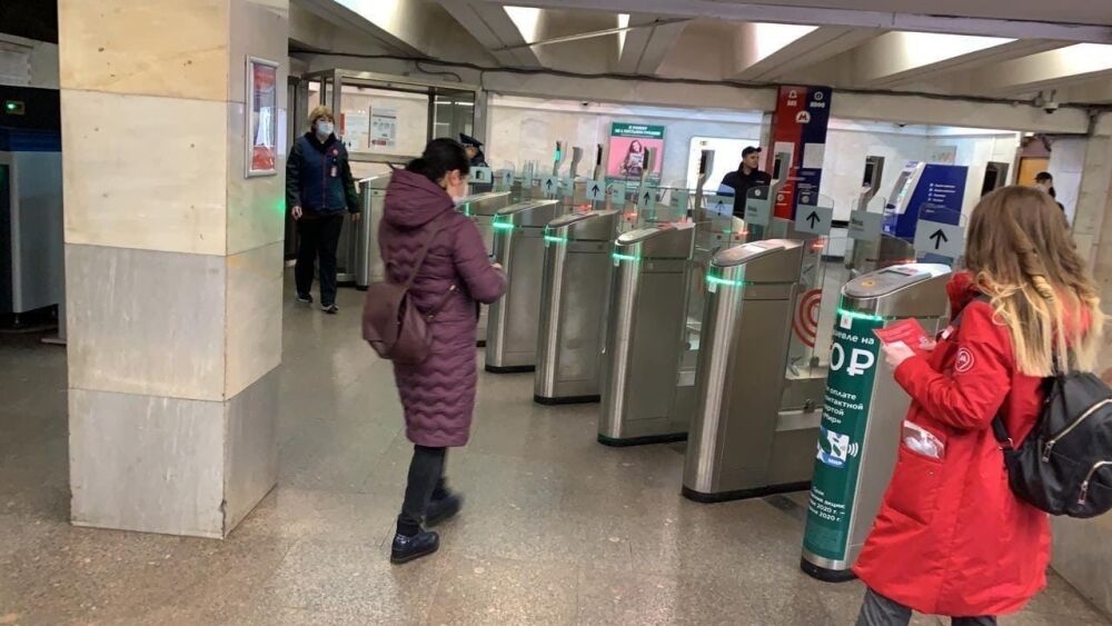 Владельцам Huawei предложили платить в метро с помощью смартфона