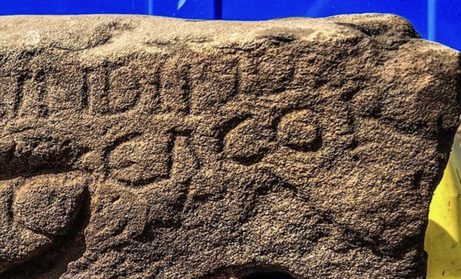 Археологи нашли камень, на котором оскорбили римского легионера. Слова написали 1700 лет назад Культура
