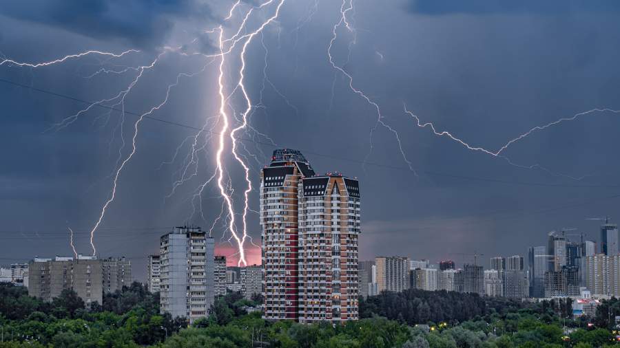 Заслуженный спасатель РФ рассказал о помощи человеку при ударе молнии